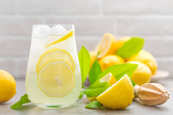 柠檬水喝新鲜的柠檬柠檬鸡尾酒汁冰