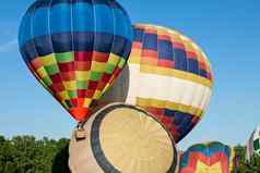 色彩斑斓的热空气气球准备好了飞行