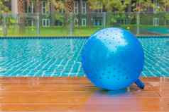 健身球游泳池夏天假期概念