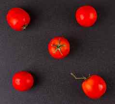 红色的西红柿黑色的前视图