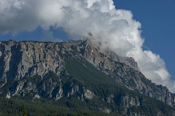 秋天的正在进行意大利美丽的白云石山帷幕d ampezzo白云石山脉阿尔卑斯山脉葡萄园意大利欧洲