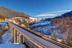 山桥冬天雪蓝色的天空