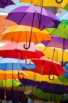 色彩斑斓的雨伞