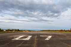 飞机跑道飞机跑道机场终端标记蓝色的天空云背景旅行航空假期概念软焦点