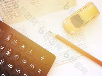 微型车模型计算器储蓄账户书金融声明办公室桌子上表格