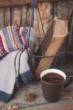 杯咖啡木背景铁篮子毛衣书健美的