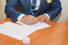 年轻的夫妇签署婚礼文档