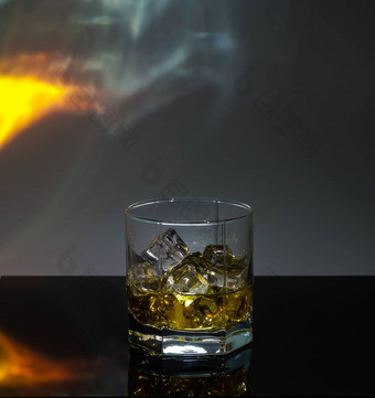 玻璃威士忌黑色的表格