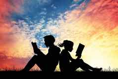 夫妇阅读书日落