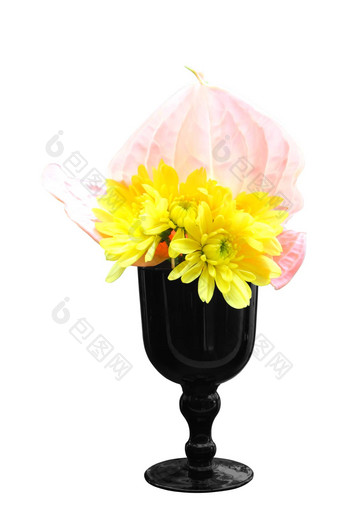 黄色的菊花粉红色的火烈鸟花花瓶孤立的