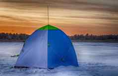 帐篷冬天钓鱼冰