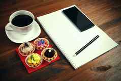 白色咖啡杯笔记本纸杯蛋糕智能手机