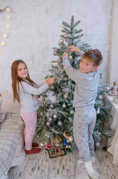 孩子们装修圣诞节树球