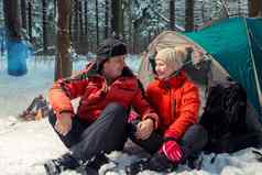 快乐夫妇活跃的游客在户外冬天森林