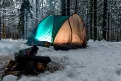 篝火焦点雪背景帐篷