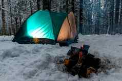 篝火雪背景绿色帐篷