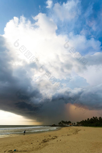 阿洪加拉海滩斯里兰卡斯里兰卡巨大的云背光一定