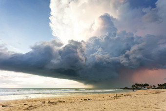 阿洪加拉海滩斯里兰卡斯里兰卡巨大的风暴云