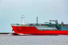 红色的货物油轮船