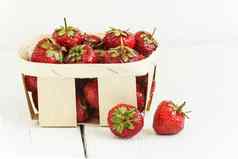 美味的成熟的草莓木篮子孤立的白色巴克