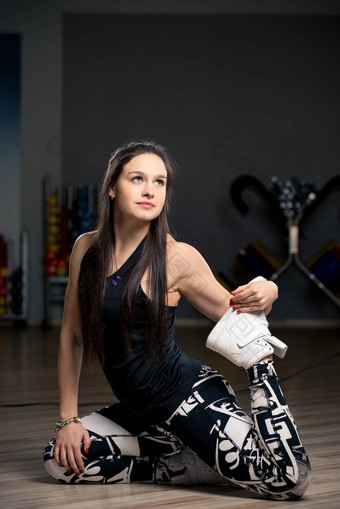 年轻的女人健身房地板上<strong>伸展</strong>运动练习