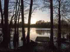 小浮筒湖水表面树日落