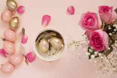 复活节鸡蛋碗粉红色的黄金复活节鸡蛋柔和的复活节概念鸡蛋花羽毛