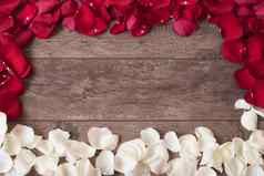 红色的白色玫瑰花瓣木背景玫瑰花瓣边境木表格前视图复制空间花框架风格市场营销摄影婚礼礼物卡情人节一天母亲一天背景