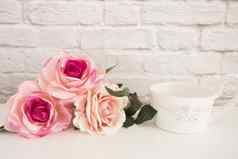 花束玫瑰白色桌子上大杯咖啡前面天使浪漫的花框架背景花风格墙模拟玫瑰花模型情人节母亲一天卡giftcard