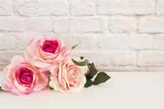 粉红色的玫瑰模拟风格股票摄影花风格墙模拟玫瑰花模型情人节母亲一天卡giftcard白色桌子上模型