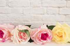 粉红色的玫瑰模拟风格股票摄影花框架风格墙模拟玫瑰花模型情人节母亲一天卡giftcard白色桌子上模型