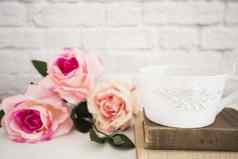 花束玫瑰白色桌子上大杯咖啡书浪漫的花框架背景花风格墙模拟玫瑰花模型情人节母亲一天卡giftcard