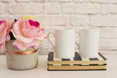 杯子白色杯子模型空白白色咖啡杯子模拟风格摄影咖啡杯产品显示咖啡杯子条纹设计笔记本电脑花瓶粉红色的玫瑰