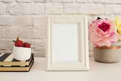 框架模型白色框架模拟奶油图片框架花瓶粉红色的玫瑰草莓条纹笔记本电脑产品框架模型墙艺术显示模板砖墙