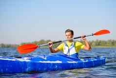 年轻的专业皮划艇爱好者划皮艇河明亮的早....太阳体育运动活跃的生活方式概念