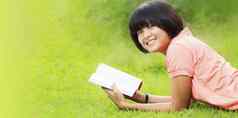 亚洲女孩阅读书公园