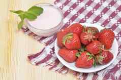 大成熟的草莓白色板酱汁薄荷叶