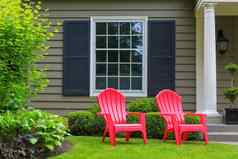红色的户外椅子前面院子里草坪上