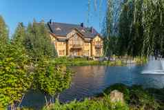 优秀的视图公园绿色柳树分支池塘房子清晰的玻璃