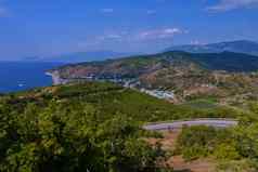 风景如画的视图度假胜地小镇位于美丽的绿色山深无限的蓝色的海