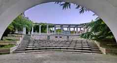 美丽的视图拱门圆形露天剧场场景观众长椅通道步骤日益增长的绿色植物国