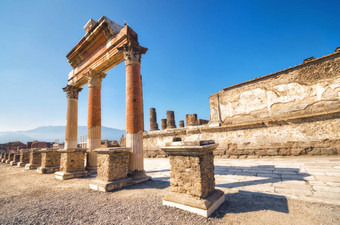 废墟古老的罗马城市庞贝古城摧毁了
