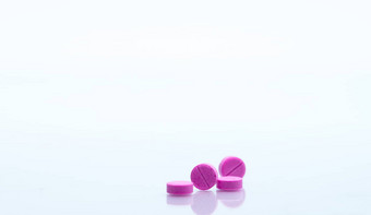 宏拍摄小粉红色的平板电脑药片孤立的白色背景复制空间文本医学哮喘治疗概念制药行业药店背景全球医疗保健概念健康预算政策