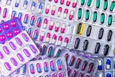 前视图色彩斑斓的平板电脑胶囊药片泡包装安排美丽的模式制药行业概念完整的框架药片背景全球药品有缺陷的