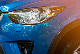 蓝色的紧凑的运动型多功能车车体育运动现代设计洗水车护理服务业务概念车覆盖滴水清洁高压力水喷雾