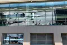 反射乘客飞机飞机玻璃窗户机场终端建筑