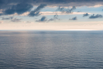 水光滑的表面海地平线悲观的天空简洁的