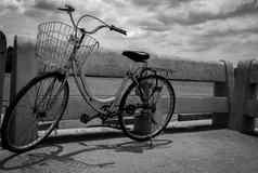 古董孤独的自行车停混凝土路河灰色天空云旅行孤独的生活一文不值被遗弃的自行车绝望的绝望抑郁伤心悲伤概念