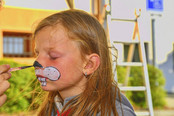 女人绘画脸孩子在户外婴儿脸绘画女孩脸画兔子脸绘画艺术家