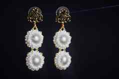 手工制作的珠宝使珠子宏耳环白色珠子耳环石头美丽的饰品耳环白色珠子饰品黑色的背景